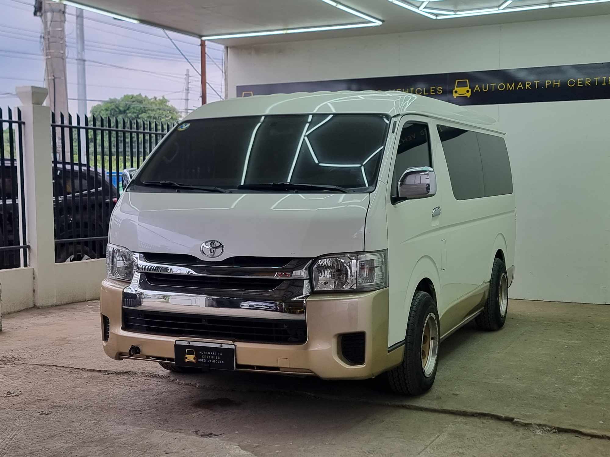 2017 TOYOTA GRANDIA GL