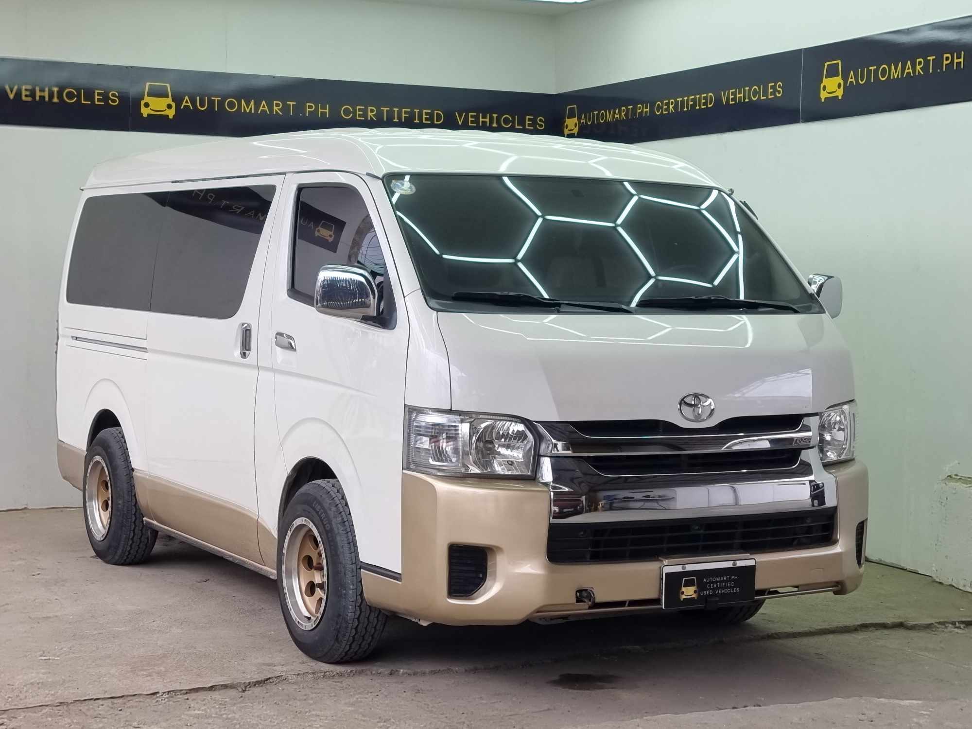 2017 TOYOTA GRANDIA GL